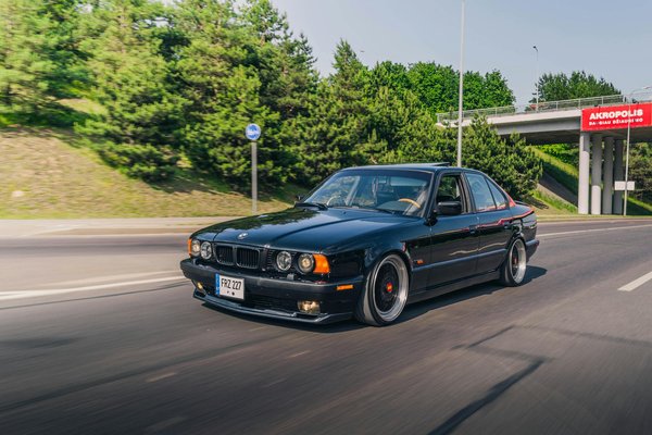 Maîtrise du freinage d'urgence : l'essentiel pour une conduite sûre et efficace